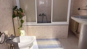 Bathroom - Vrbo Property (Alfacar)