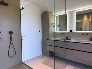 Bathroom - Vrbo Property (Saint-Malo)