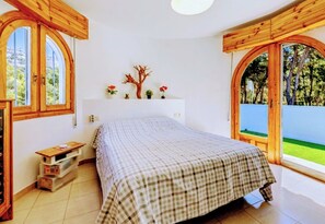 4 bedrooms, iron/ironing board, free WiFi, bed sheets