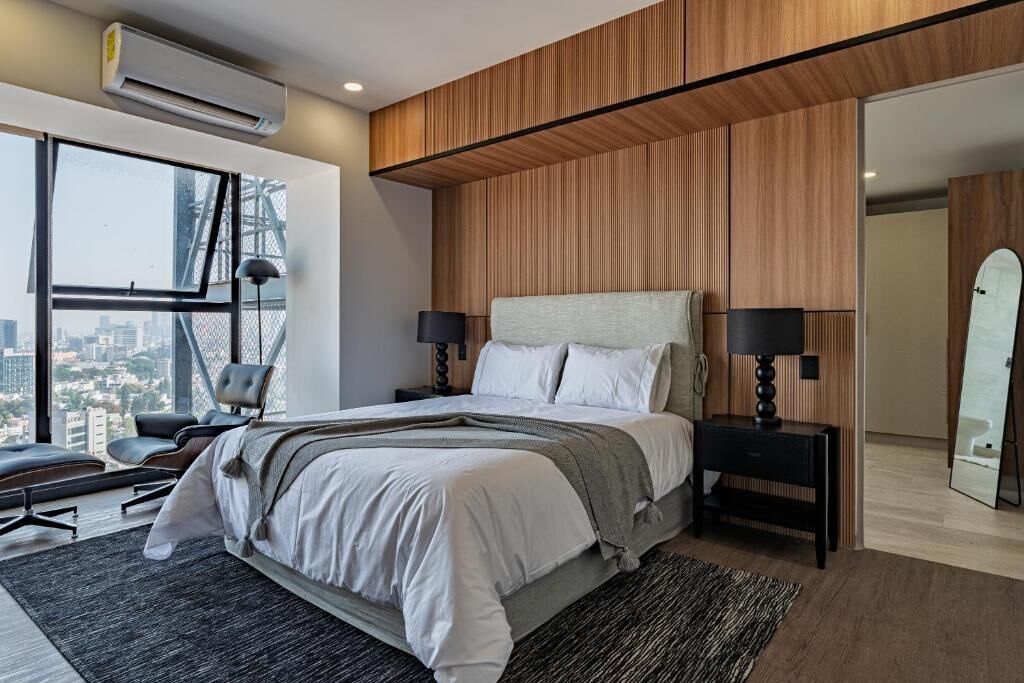 Apartamento luxo, sacada, vista para a cidade | Ferros/tábuas de passar roupa, Wi-Fi de cortesia
