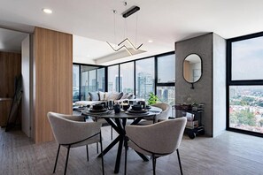 华丽公寓, 阳台, 城市景观 | 用餐