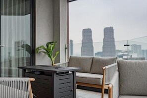 Apartamento superior, sacada, vista para a cidade | Terraço/pátio