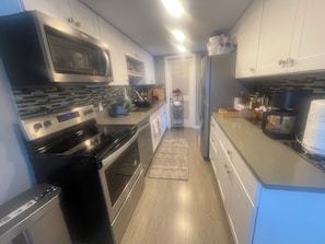Coffee/tea maker, fridge, microwave, oven - Beautiful stylish vacation, Dream home (Kent)