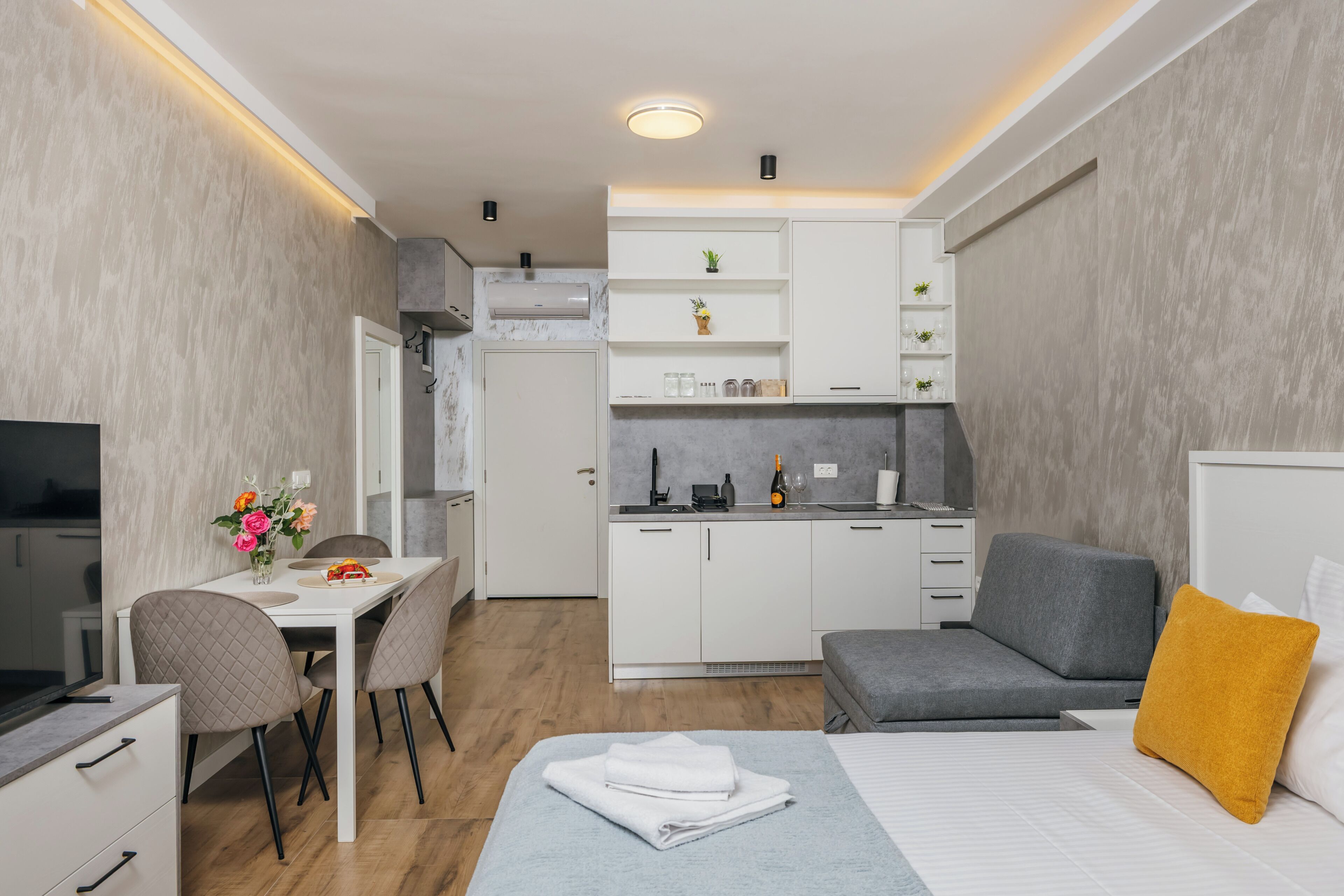 Classic Studio, Balcony | Private kitchen | Mini-fridge, stovetop, toaster, cookware/dishes/utensils