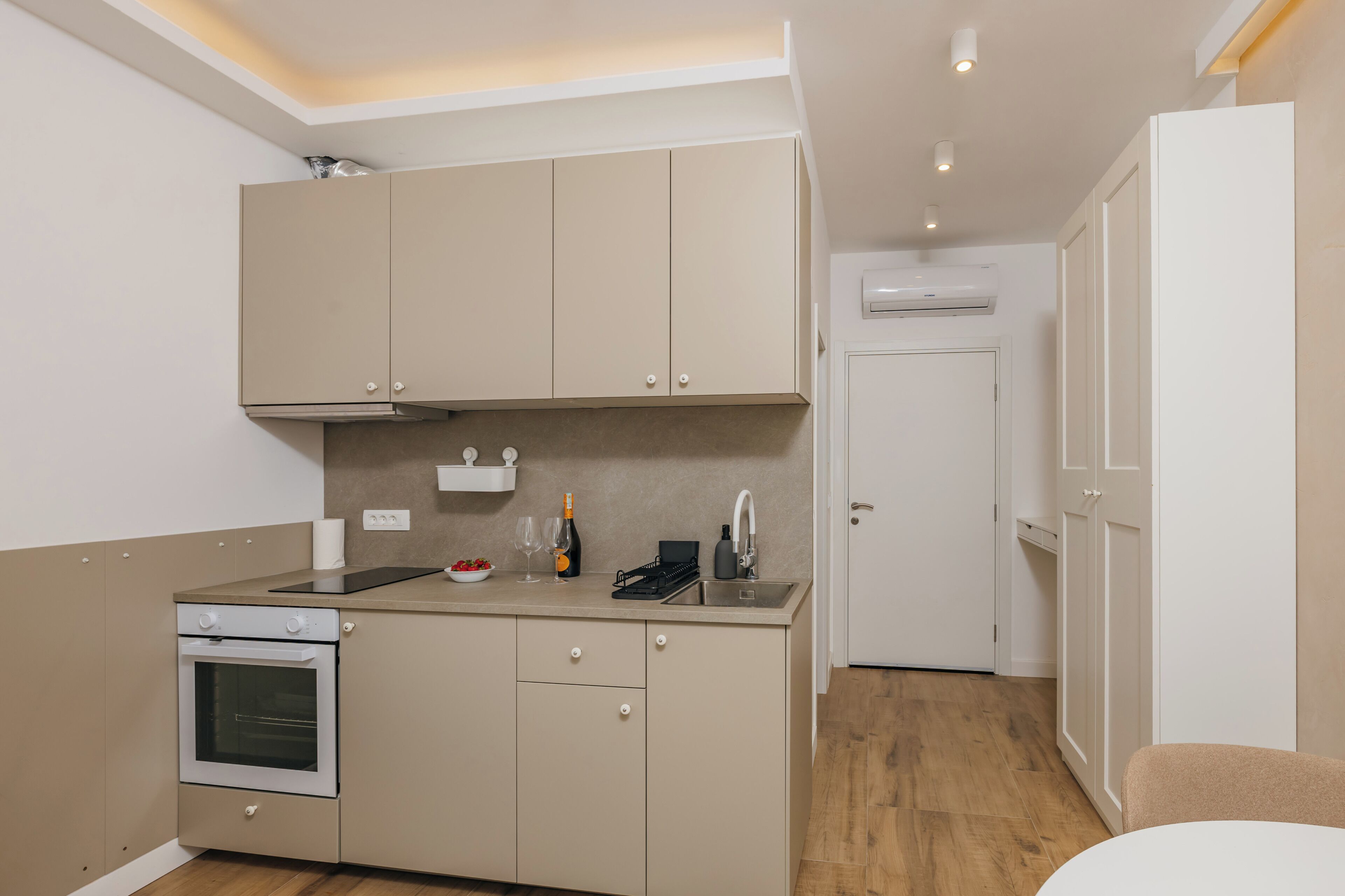 Standard Studio, Balcony | Private kitchen | Mini-fridge, stovetop, toaster, cookware/dishes/utensils