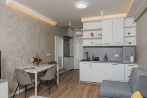 Studio phong cách cổ điển, ban công, quang cảnh biển | Bếp riêng | Tủ lạnh nhỏ, bếp nấu, lò nướng bánh mì 
