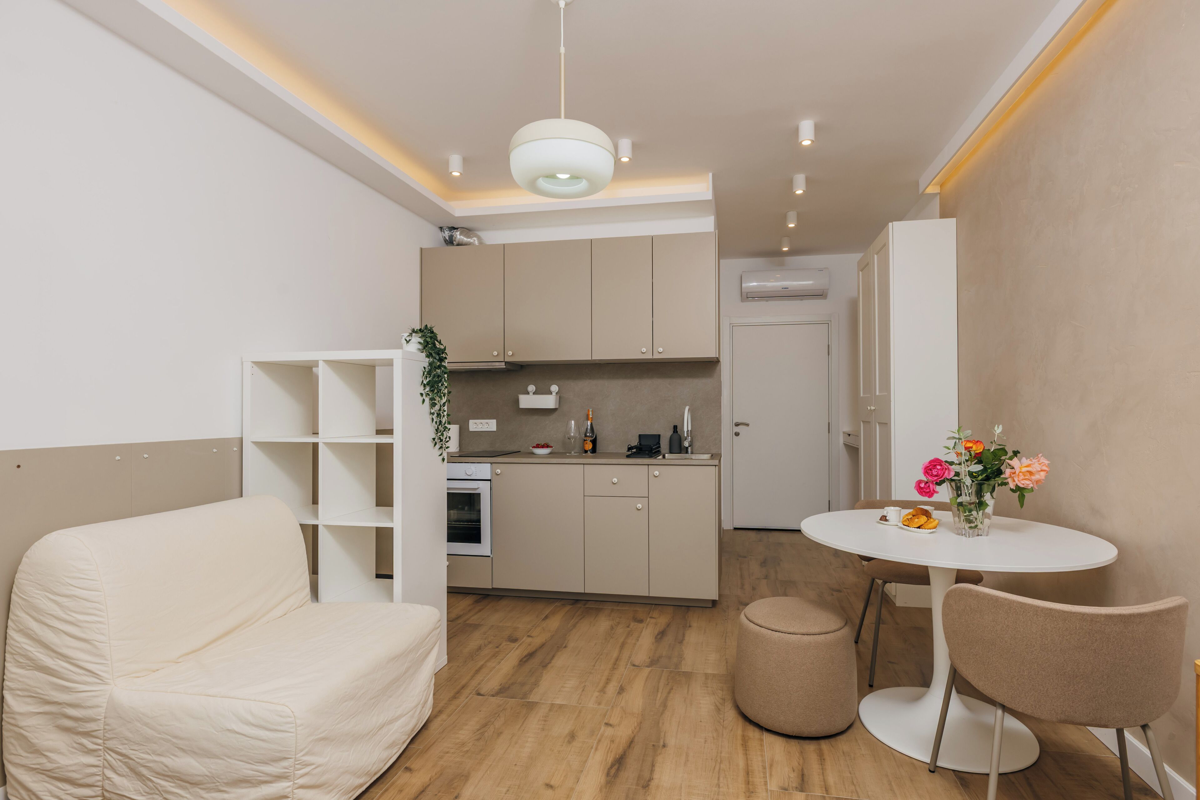Standard Studio, Balcony | Private kitchen | Mini-fridge, stovetop, toaster, cookware/dishes/utensils