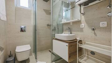 Shower, free toiletries, hair dryer, towels
