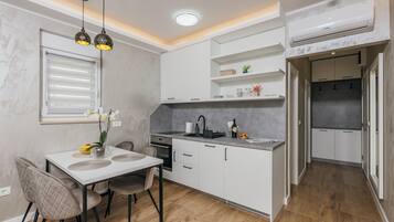 Appartamento Classic, 1 camera da letto, balcone | Cucina privata | Mini-frigorifero, piano cottura, tostapane, pentole/stoviglie/utensili