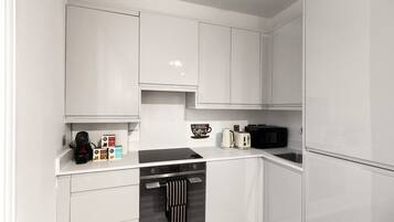 Coffee/tea maker, fridge, oven, stovetop
