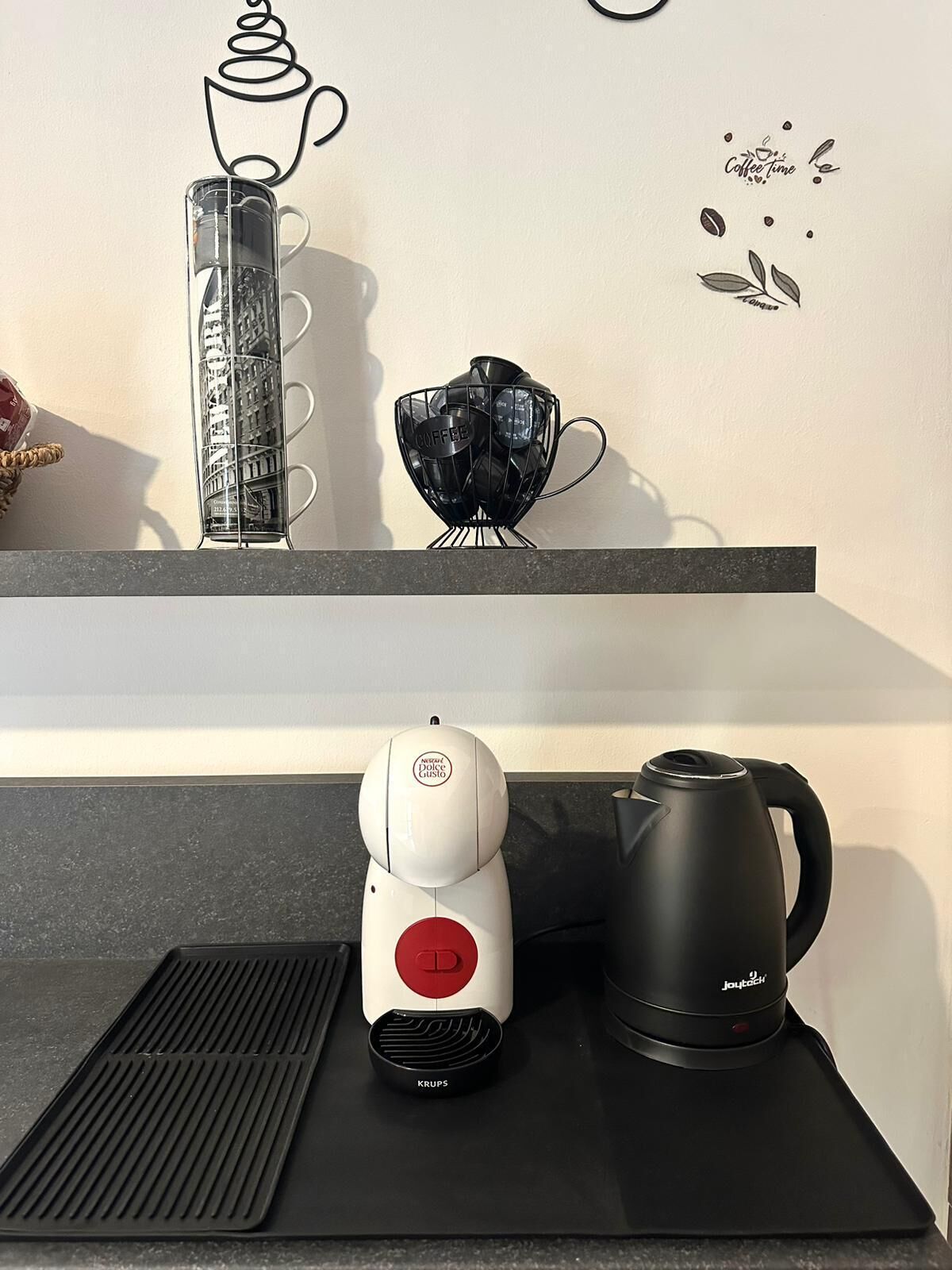 En køkkenbordplade med kaffemaskine, elkedel og kaffemaskine.