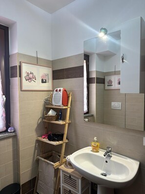 Bathroom - Vrbo Property (Lazio)