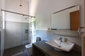 Phòng đôi Deluxe, ban công, quang cảnh biển | Phòng tắm | Buồng tắm vòi sen, đồ dùng nhà tắm miễn phí, khăn tắm, xà phòng 