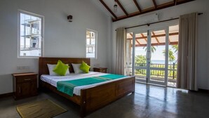 Une chambre à coucher avec un lit en bois, une table de chevet, une fenêtre et une vue sur l’extérieur.