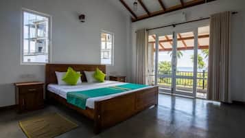Deluxe Double Room, Balcony, Ocean View | Laptop workspace