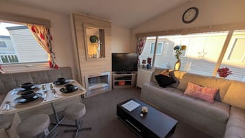 Een televisie en een open haard
