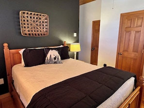 2 bedrooms, iron/ironing board, WiFi, bed sheets - Blue Moss @Fire Mountain on 20 ac, Fireplace, Just outside of Highlands, NC (Scaly Mountain)