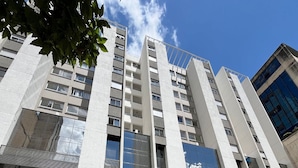 A modern building with a sign reading 'METROPOLIS EMCCAMP' and a 'ALUGA' sign. - LK Centro 7 (Belo Horizonte)