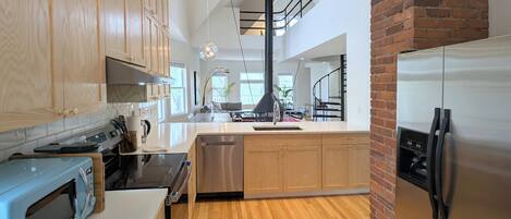 Coffee/tea maker, fridge, microwave, oven