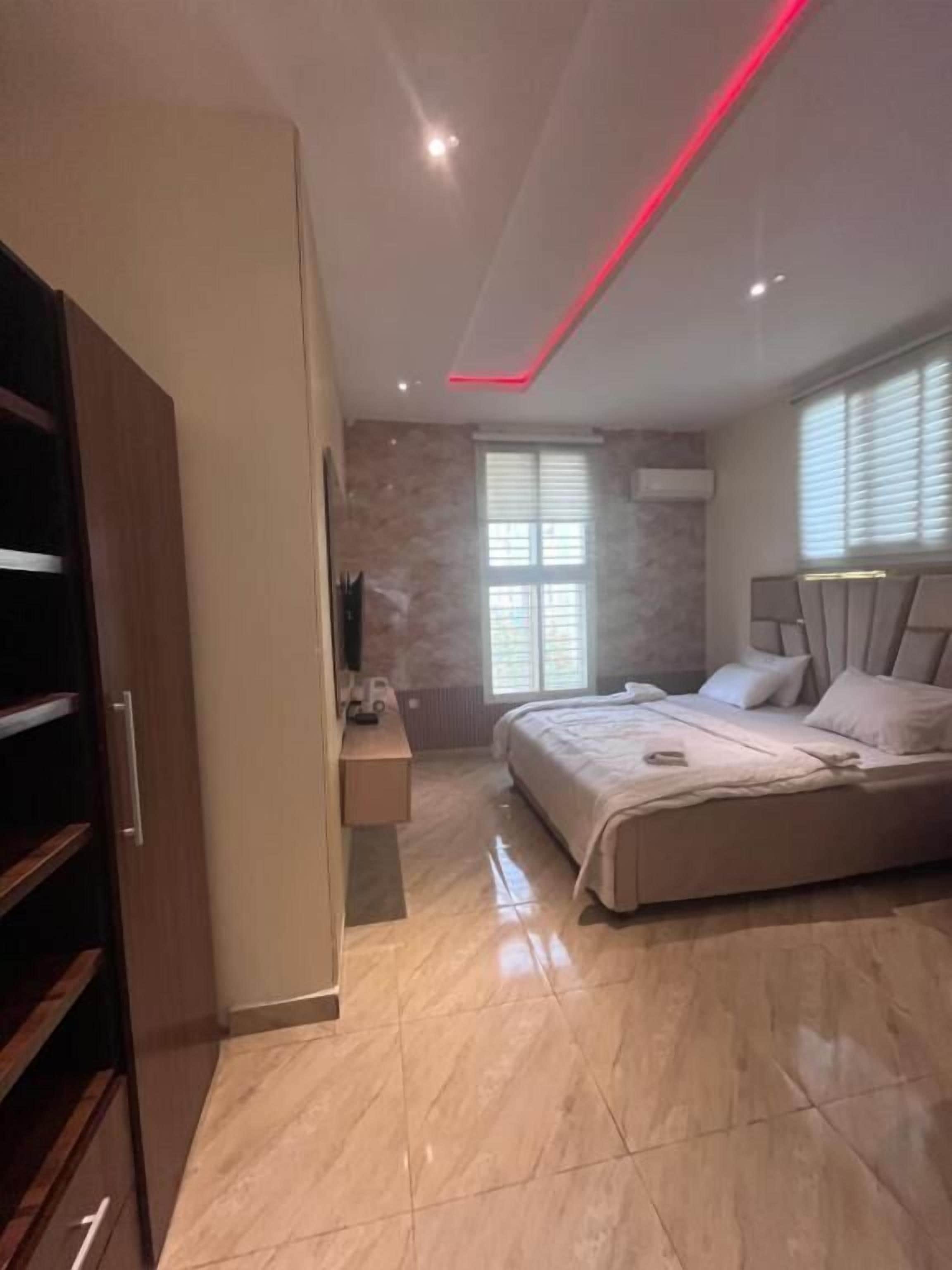 Desk, laptop workspace, iron/ironing board, free WiFi