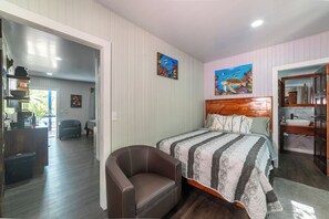 Room - S6 Sea Shell - 2 Bedroom Peaceful Beachfront Studio with AC and Full Kitchenette (West End)