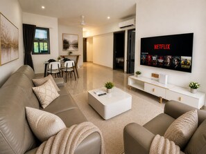 Living area - Luxury 2BR Canal View Residence + Pool & Gym in Hulhumale (Malé)