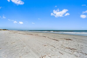 A beach with sand, sea, and a clear sky. - Beach Access, Pool & Tennis - Sleeps 6 (Hilton Head Island)