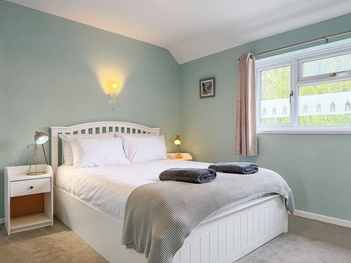 Iron/ironing board, internet, bed sheets