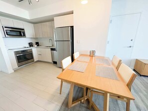 Coffee/tea maker, fridge, microwave, oven - Upper 2BR · Intracoastal View · Beachwalk (Hallandale Beach)