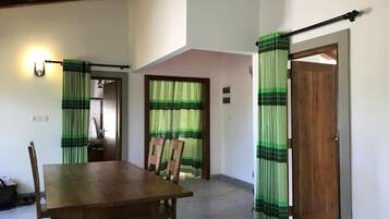 Deluxe Double Room, Garden View | Dining