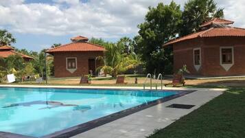 Kamar Double Deluks, pemandangan kebun | Kolam renang | Kolam renang outdoor