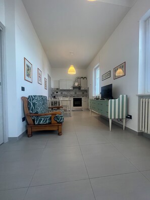 TV - "Window to the Sea" Spacious and new sea view apartment (Marina di San Vito)