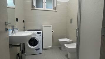 Doccia, asciugacapelli, bidet, asciugamani