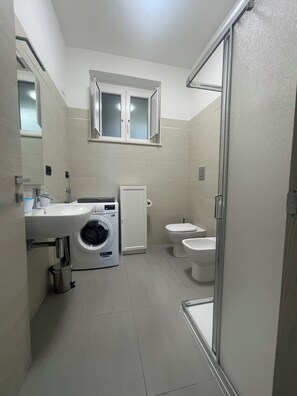 Doccia, asciugacapelli, bidet, asciugamani