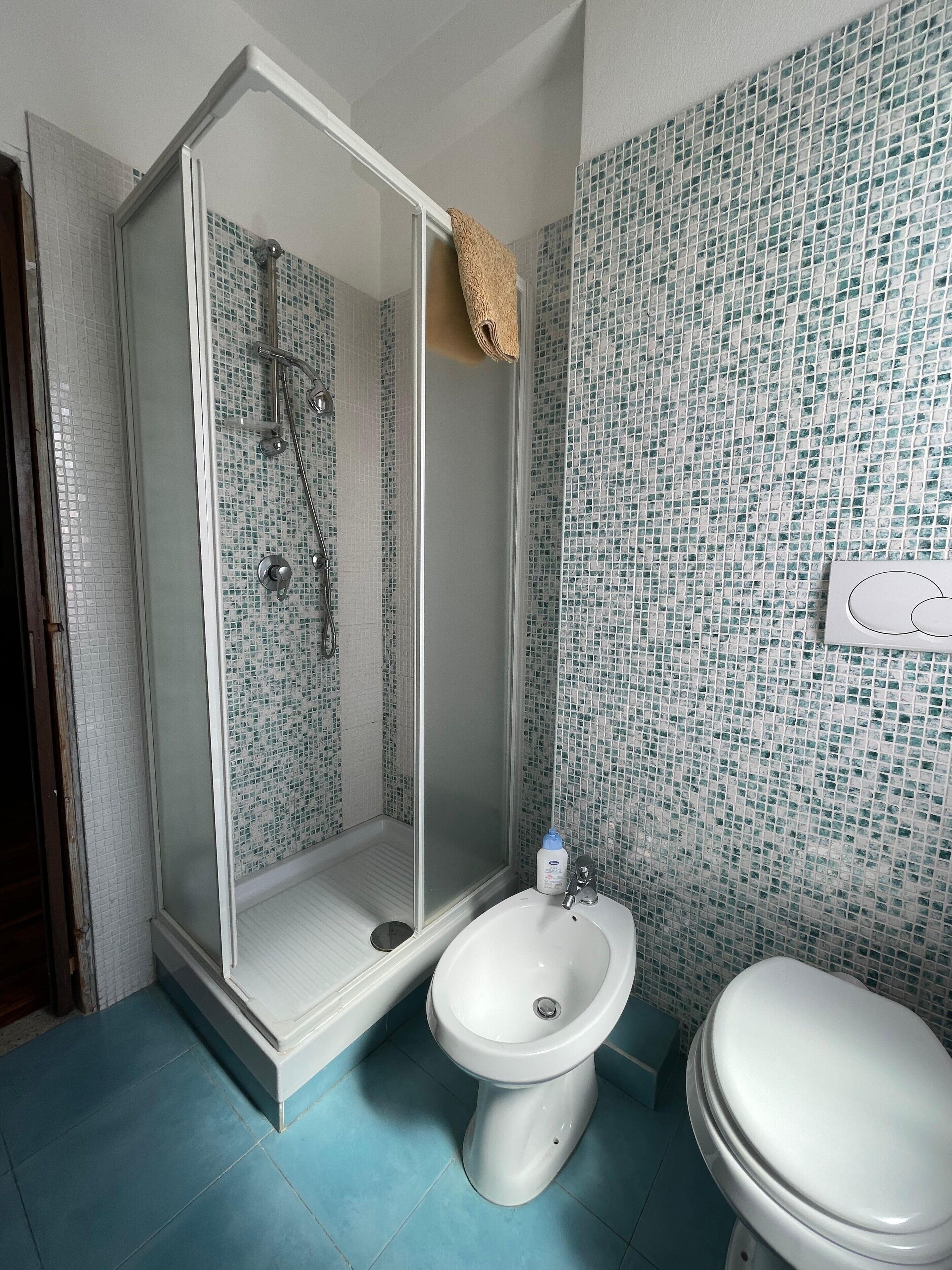 Douche, sèche-cheveux, serviettes fournies