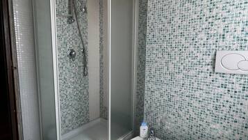 Douche, sĂšche-cheveux, serviettes fournies