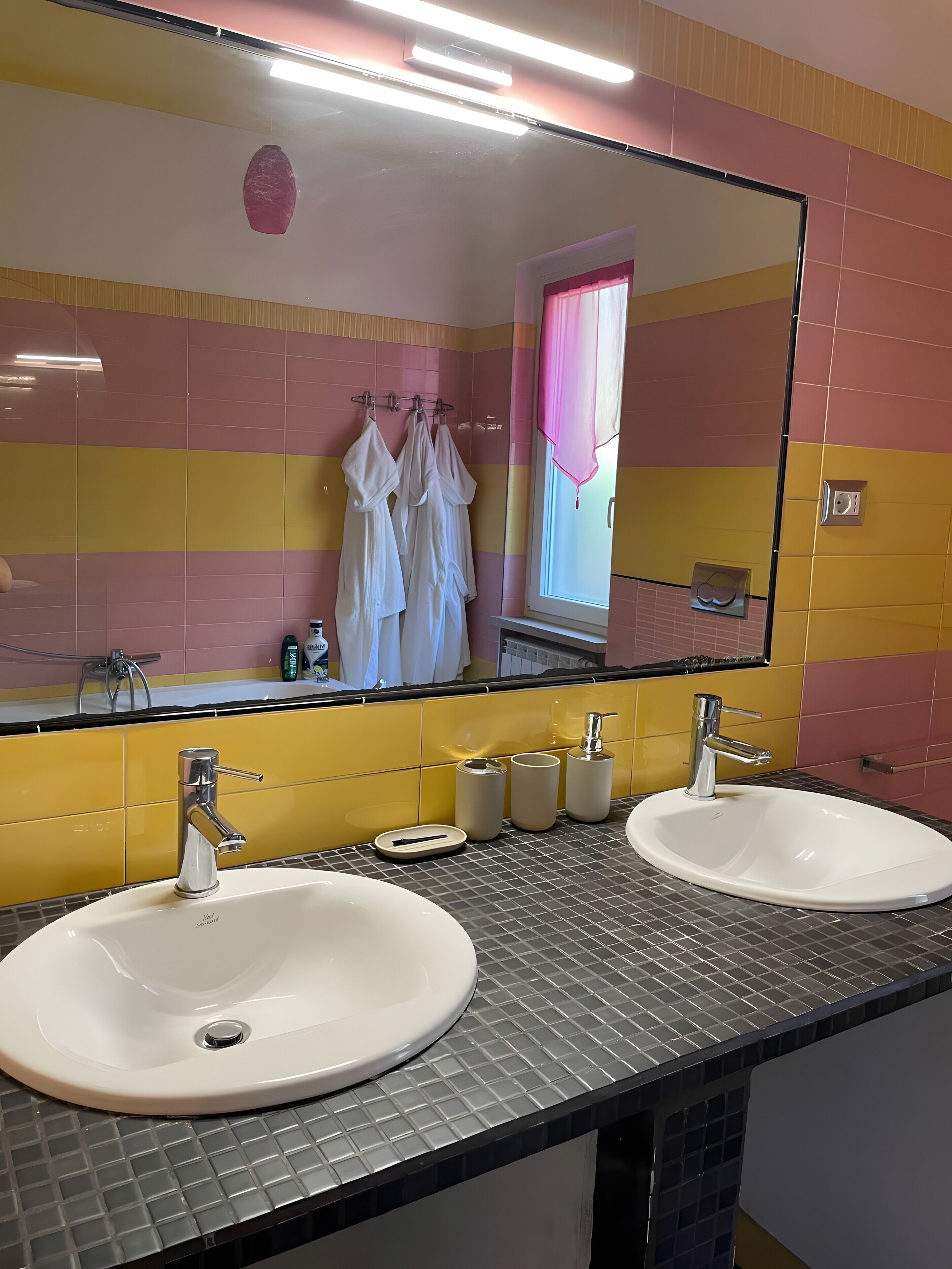 Douche, sèche-cheveux, serviettes fournies