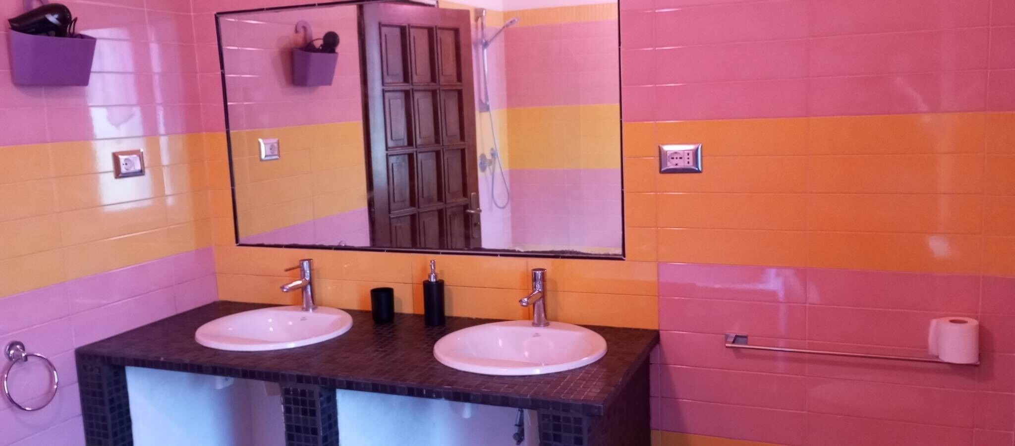 Douche, sèche-cheveux, serviettes fournies
