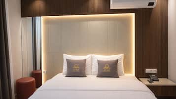 Chambre Double Standard, balcon | Coffres-forts dans les chambres, bureau