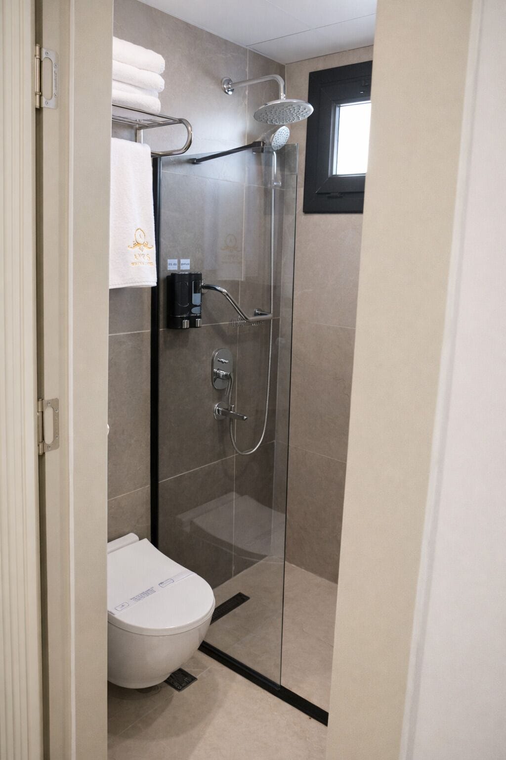 Deluxe-Doppelzimmer, Balkon, Stadtblick | Badezimmer | Dusche, Haartrockner, Hausschuhe, Handtücher