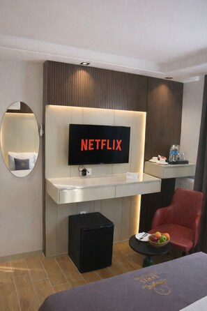 Caja de seguridad en la habitación y escritorio 