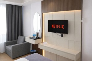 Deluxe Double Room, Balcony, City View | Peti besi dalam bilik, meja, ruang kerja komputer riba 