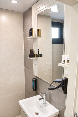 Doppia Standard, balcone | Bagno | Doccia, asciugacapelli, pantofole, asciugamani