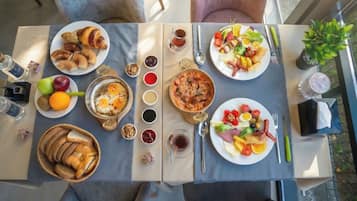 Café da manhã com buffet grátis todos os dias