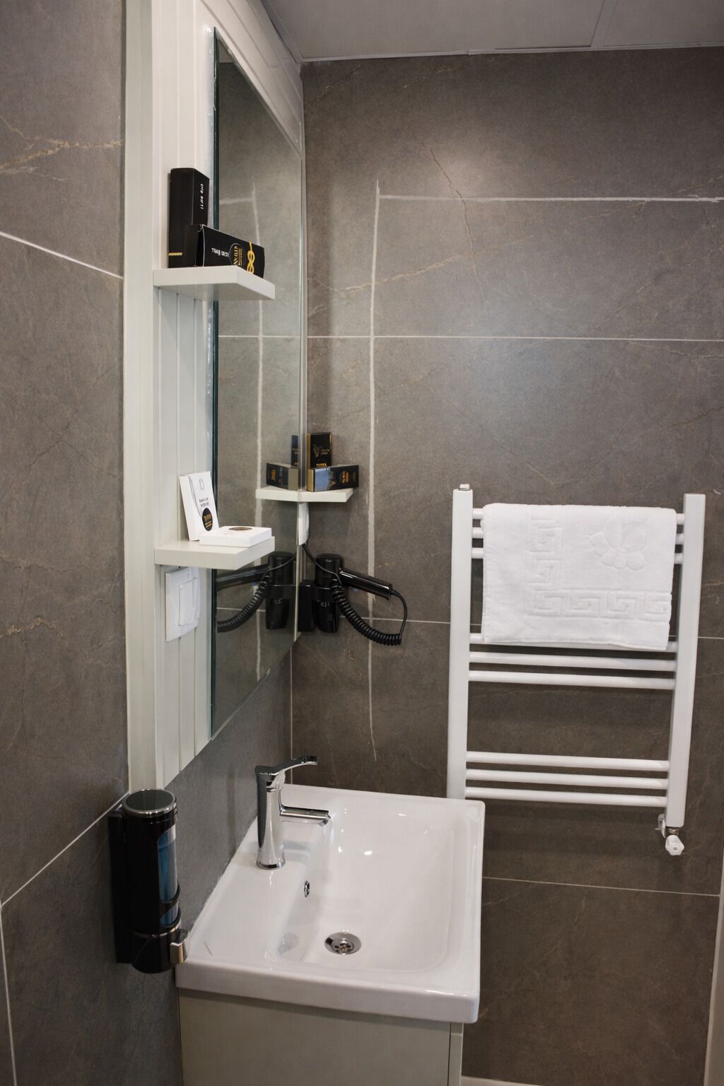 Doppia Deluxe, balcone, vista città | Bagno | Doccia, asciugacapelli, pantofole, asciugamani