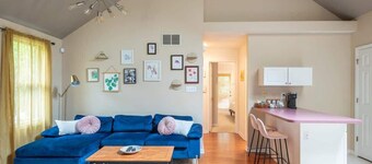 Blush Bungalow: Cozy Home Near Downtown Bloomington