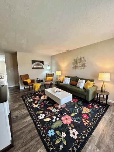Bigfoot Bunkhouse: Bloomington Townhouse Getaway