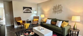 Bigfoot Bunkhouse: Bloomington Townhouse Getaway