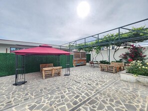 Outdoor dining - Dreamvilla tbilisi.Spacious 12-bedroom villa in perfect Tbilisi for large groups (T'bilisi)