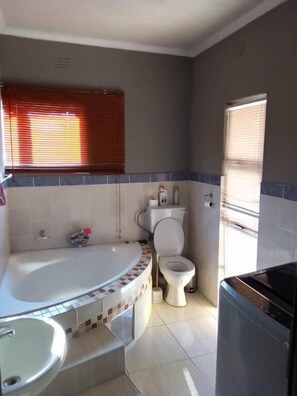 Bathroom - Aroundcorner GuestHouse (Maun)